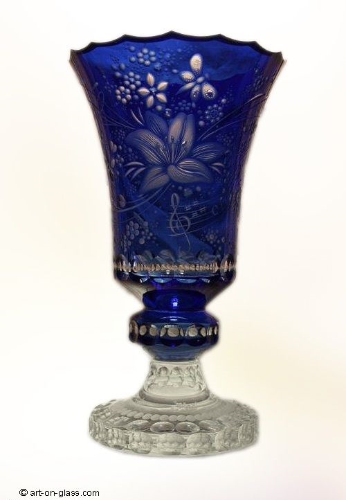 Florale Glasgravur auf einer blauen Vase Glasgravur auf blauer Vase