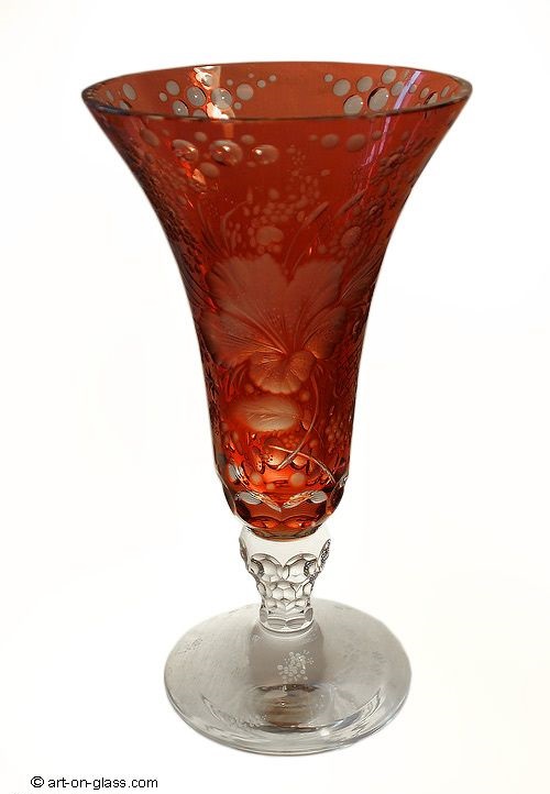 Glasgravur in einer roten Vase Rote Vase mit Glasgravur