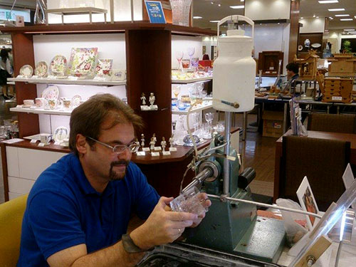 Glasgravurmeister Rolf Hofmann in Tokio und Taiwan Glasgravurmeister Rolf Hofmann